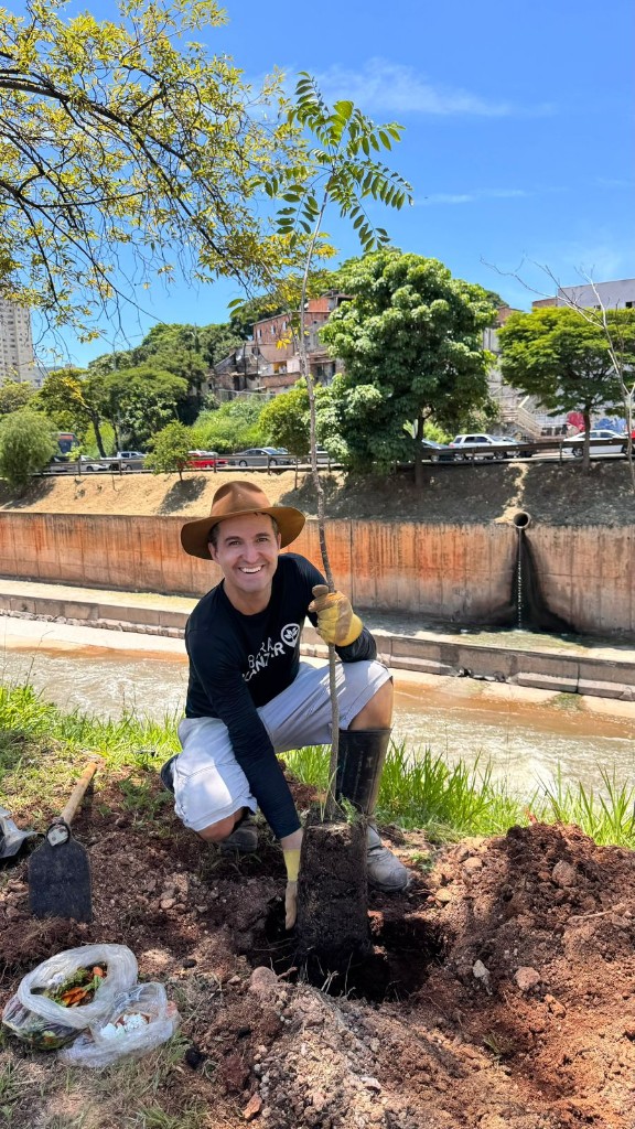 César Pedrosa plantando uma muda em área urbana de Belo Horizonte